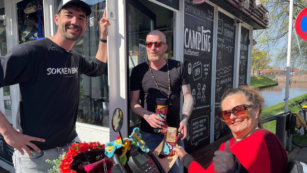 Hanneke is blij met haar gratis paar sokken van Let's do Goods (foto: Tonnie Vossen)