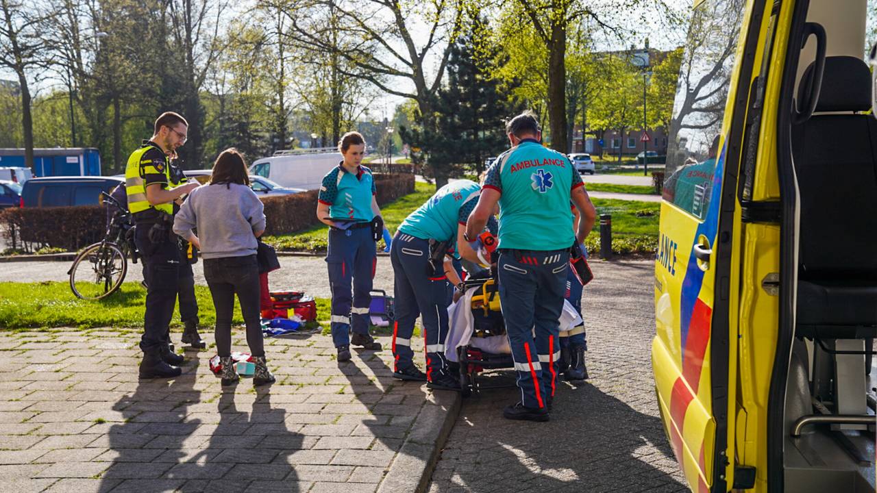 De scooterrijder is na een behandeling ter plekke naar het ziekenhuis gebracht (foto: Dave Hendriks)