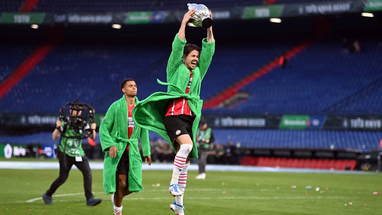 Marco van Ginkel is uitzinnig van vreugde na de bekerwinst (foto: ANP).