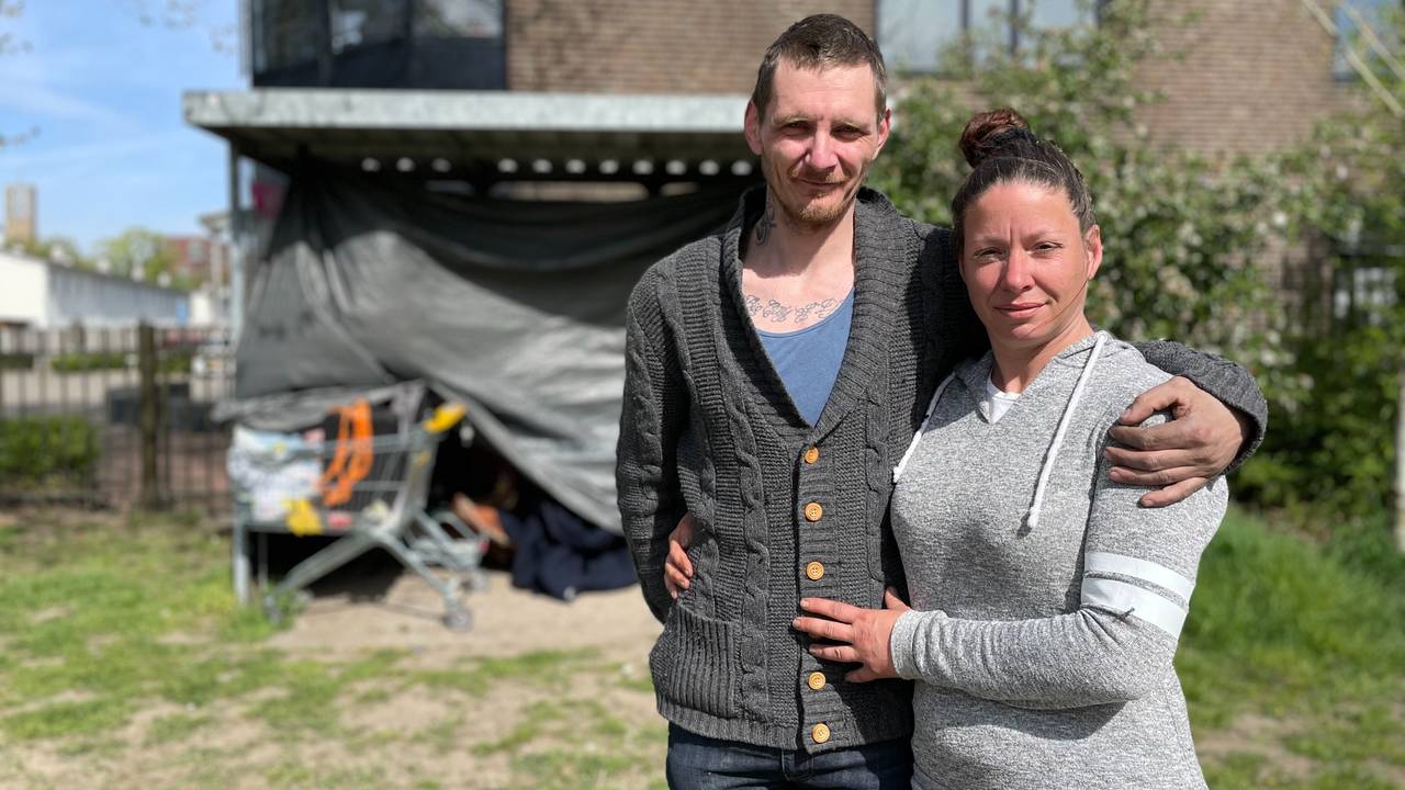 Wendy en Nico slapen in een bushokje in Tilburg (foto: Raymond Merkx).