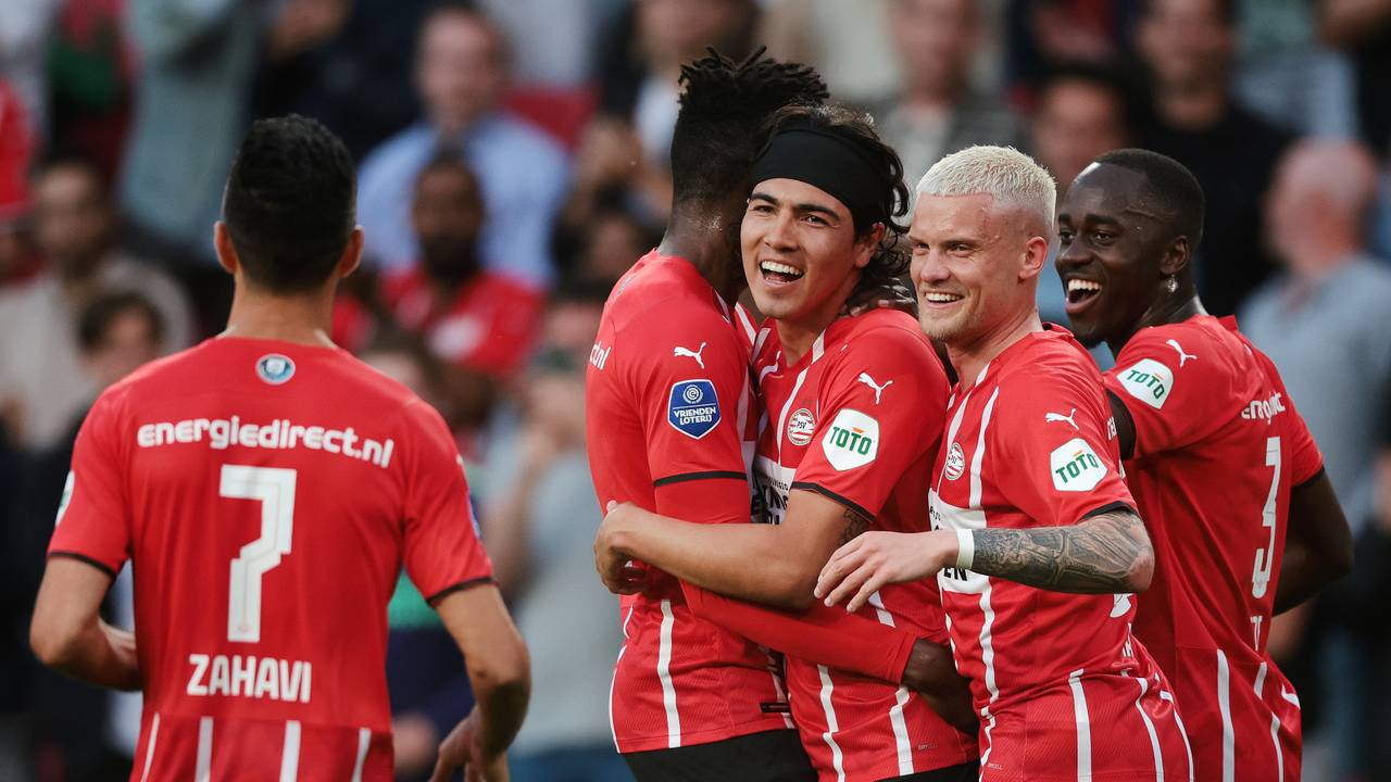 PSV-spelers vieren het doelpunt van Gutiérrez (Foto: ANP)