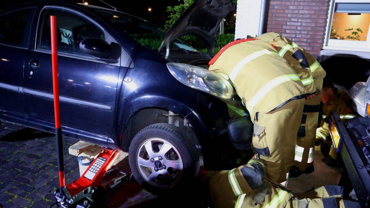 Brandweer bevrijdt beknelde kat (foto: Bart Meesters - SQ Vision). 