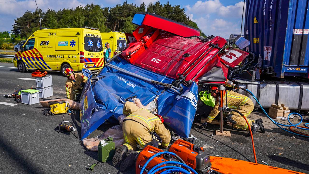 De chauffeur zat bekneld in zijn cabine (foto: Dave Hendriks/SQ Vision).