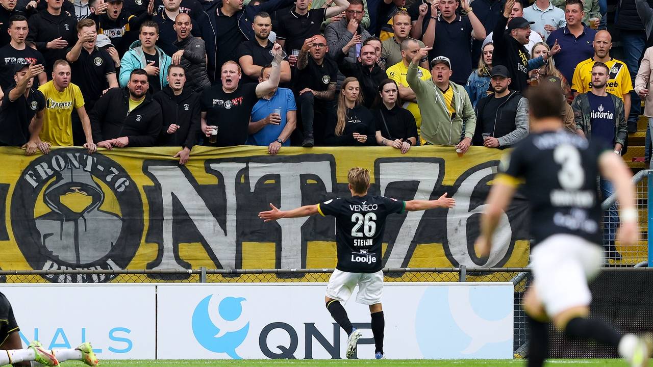 Sem Steijn provoceert bij het NAC-publiek na zijn doelpunt (Foto: OrangePictures)