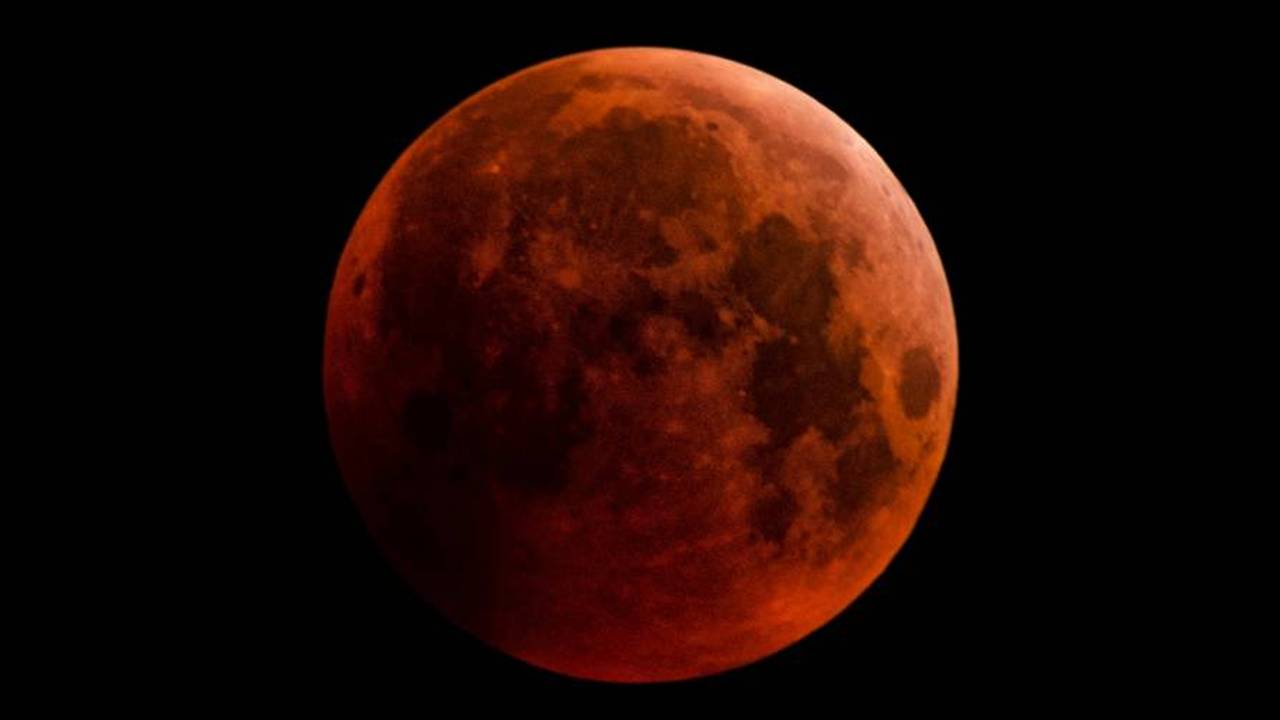 Een foto van de bloedmaan bij een eerdere maansverduistering. (foto: Corina Magielse).