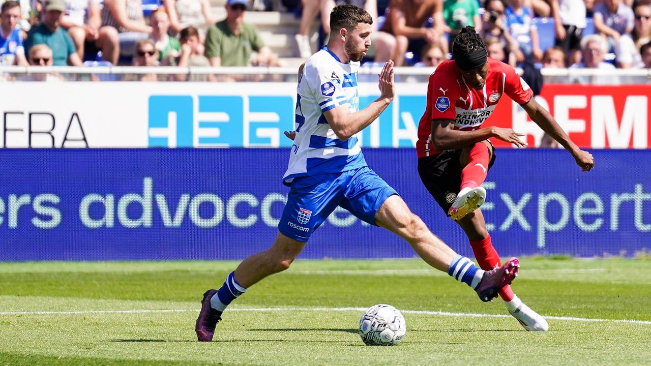 Noni Madueke met een inzet tegen PEC Zwolle (Foto: OrangePictures)