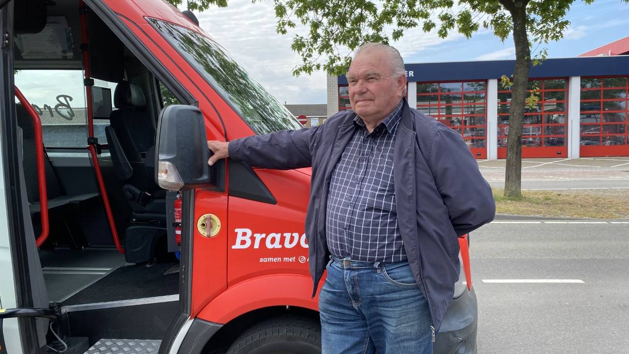 Piet bij zijn buurtbus