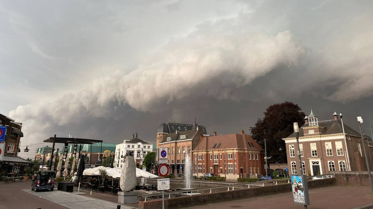 Onheilspellende lucht in Helmond (foto: Marcel van Bussel)