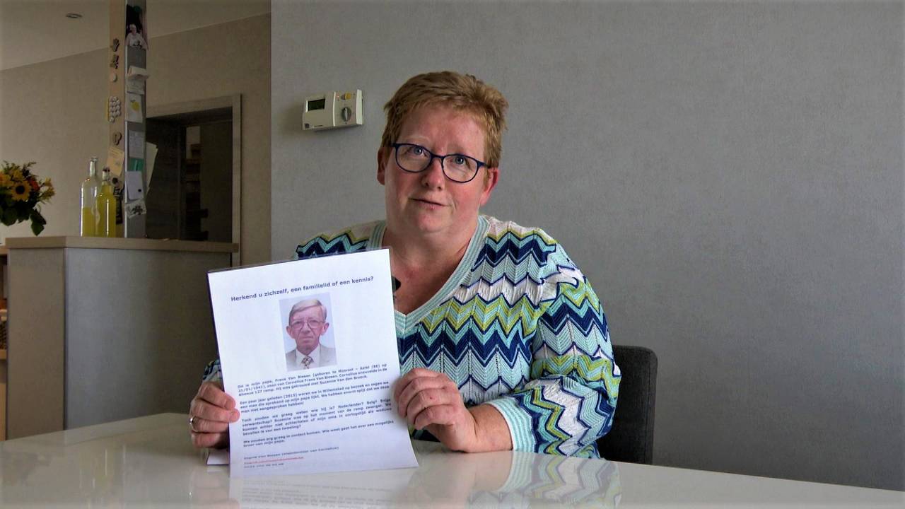 Ingrid van Biesen met een foto van haar vader. (foto: Raoul Cartens)