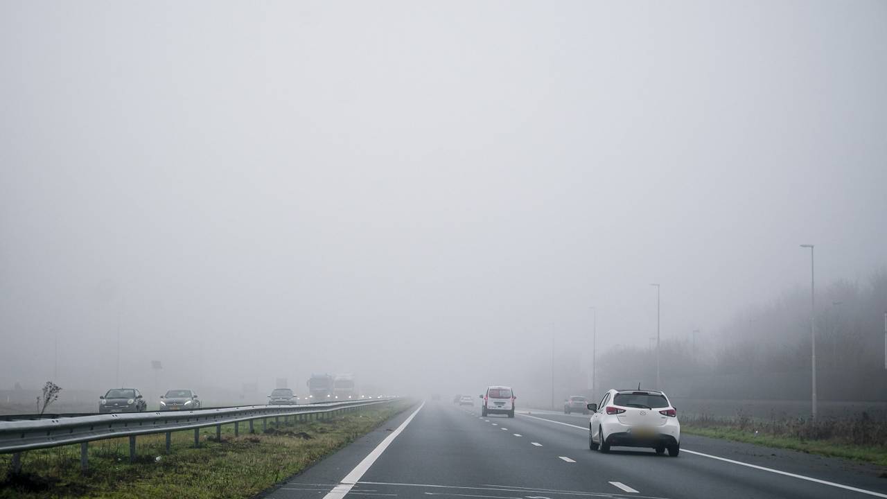 Waarschuwing voor dichte mist: pas op wanneer je de weg op gaat (foto: ANP)