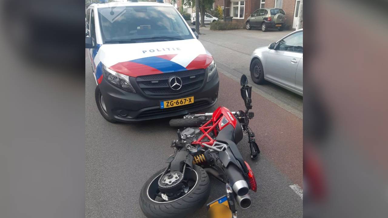 Een politiewagen blokkeerde de weg (foto: Instagram wijkagent Eindhoven).