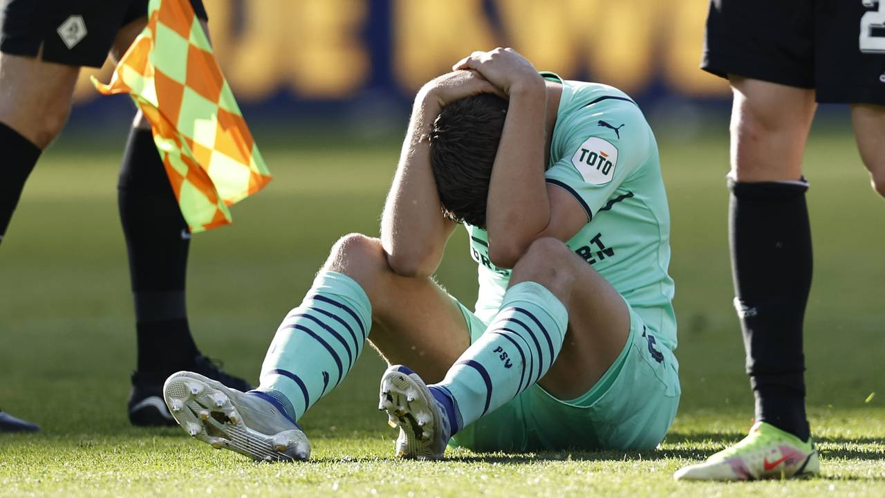 Groot verdriet bij Joey Veerman van PSV.