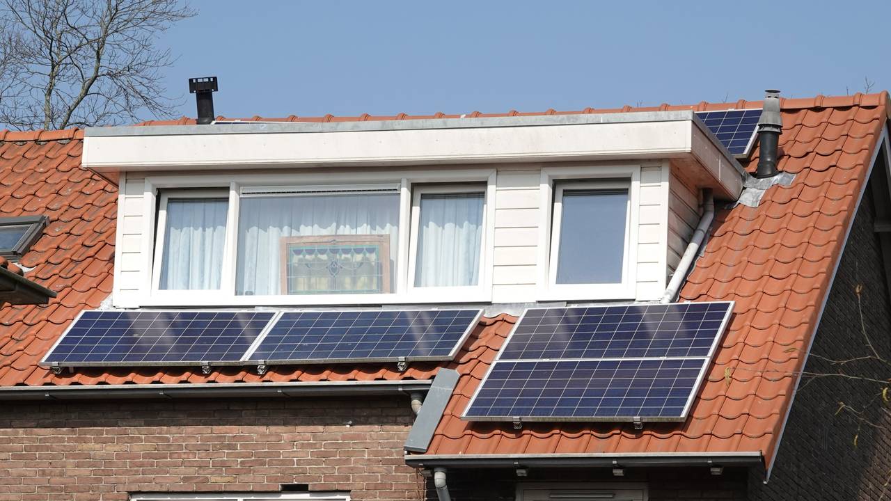 Huurwoningen moeten voor 2030 naar energielabel D, bijvoorbeeld met zonnepanelen. (Foto: ANP).