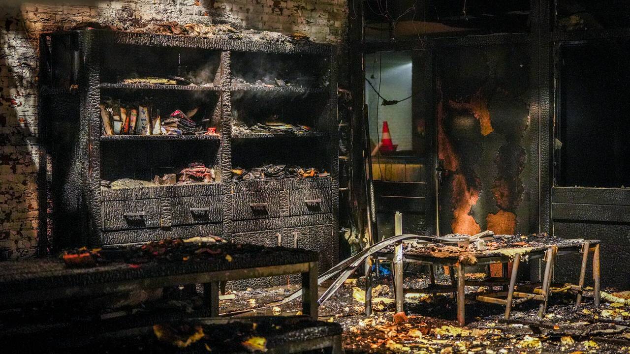 Klaslokalen zijn compleet verwoest door de brand (foto: SQ Vision Mediaprodukties).