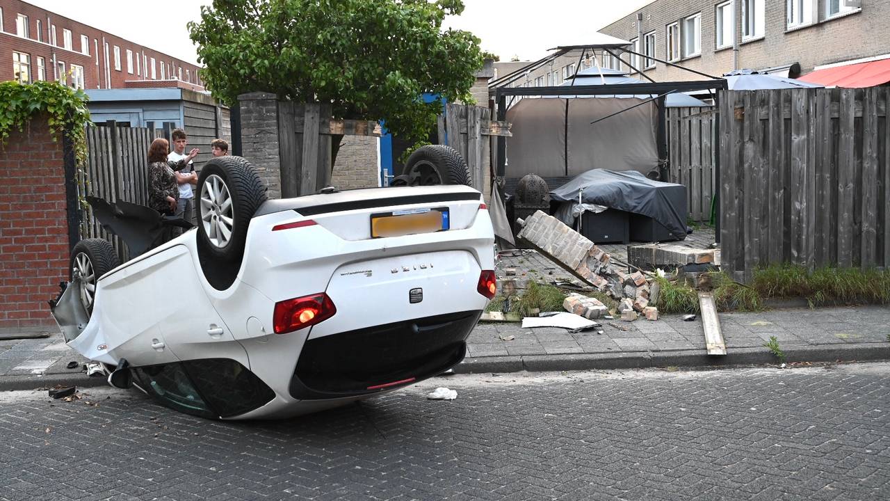 De auto belandde op zijn kop (foto: Perry Roovers/SQ Vision)