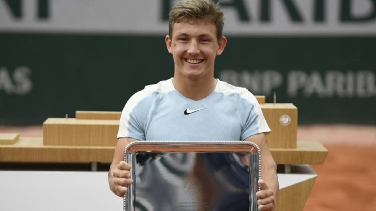 Niels Vink toont trots zijn prijs (foto: Instagram Niels Vink - Clement Mahoudeau / FFT)