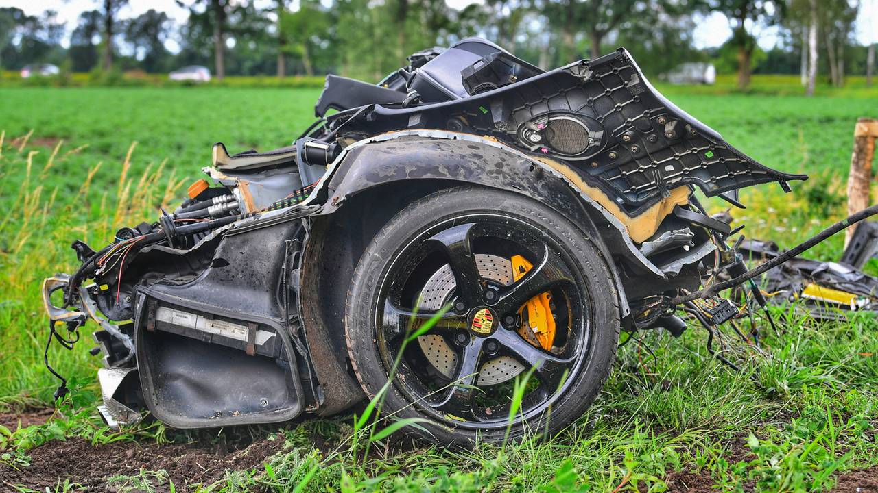 Man verongelukt nadat Porsche met hoge snelheid over de kop slaat.