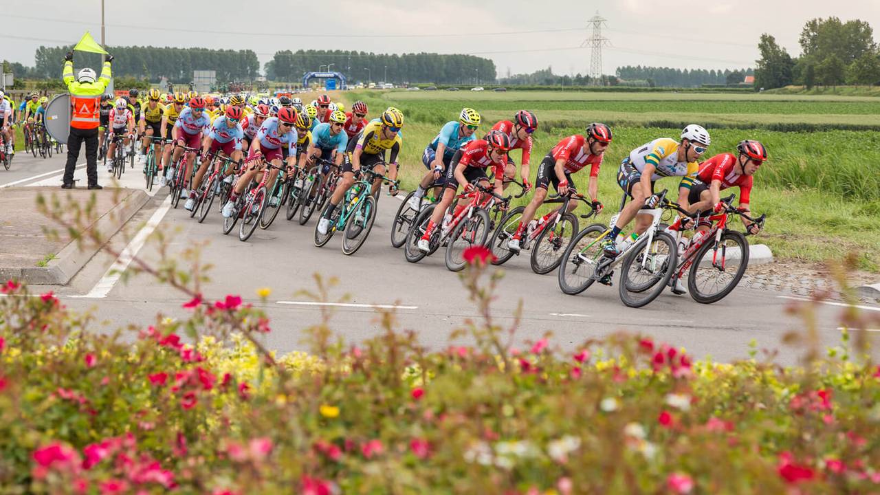 Vijf dagen trekken de renners door Nederland (foto: ZLM Tour / Peter van Rooij).
