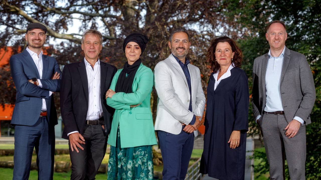 De wethouders: Maarten van Asten (VVD), Rick Grashoff (GL), Esmah Lahlah (GL), Yusuf Çelik (PvdA), Marcelle Hendrickx(D'66) en D66'er Bas van der Pol (foto: Dolph Cantrijn/gemeente Tilburg).