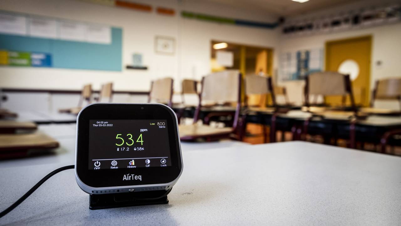 Een CO2-meter in de klas (Foto: ANP).