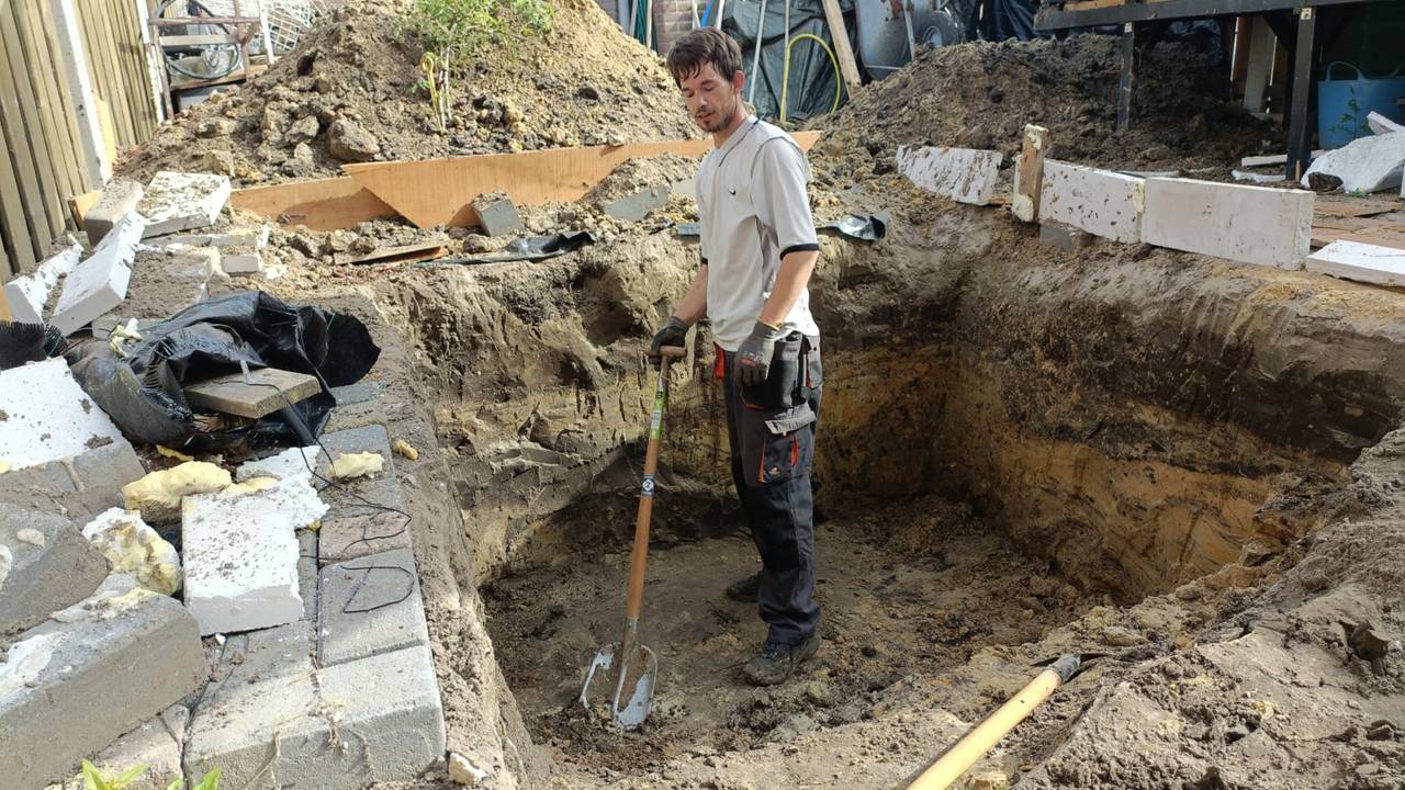 Het is zweten geblazen om de vijver op tijd af te krijgen.