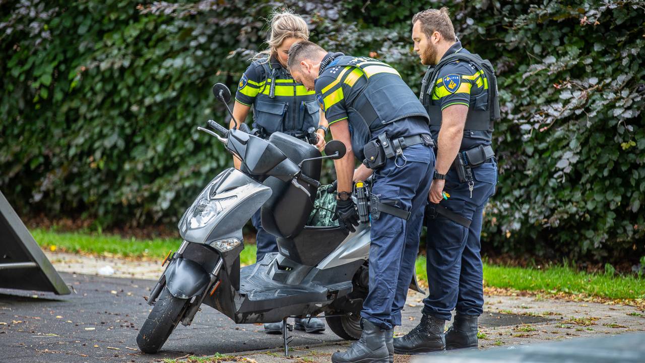 De scooter waarmee de daders zouden zijn gevlucht (foto: Christian Traets/SQ Vision).
