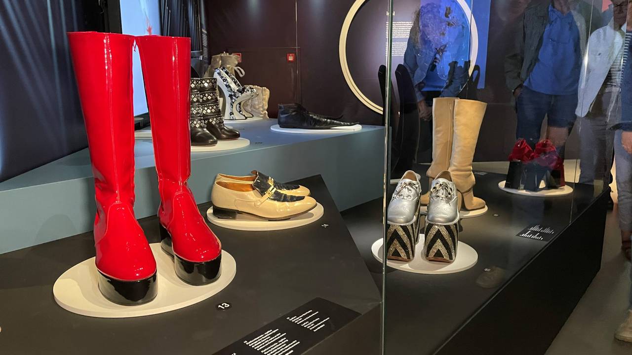 Schoenen van wereldsterren zoals David Bowie zijn te zien in het nieuwe Schoenenkwartier (foto: Megan Hanegraaf).