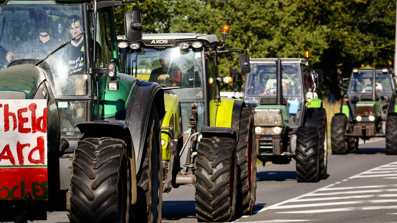 Bij het protest in Stroe zijn de eerste tractoren aangekomen (foto: Bart Maat/ANP).