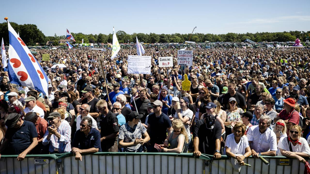 Boeren zijn gearriveerd in Stroe (foto: ANP/Sem van der Wal).