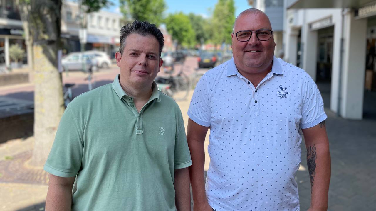 Ralph Sprankenis (l) en Ed Kalders voor de winkels in Maarheeze (Foto: Alice van der Plas)