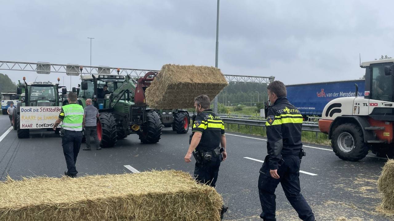 Blokkades worden weggehaald op de A2 (foto: Raymond Merkx).