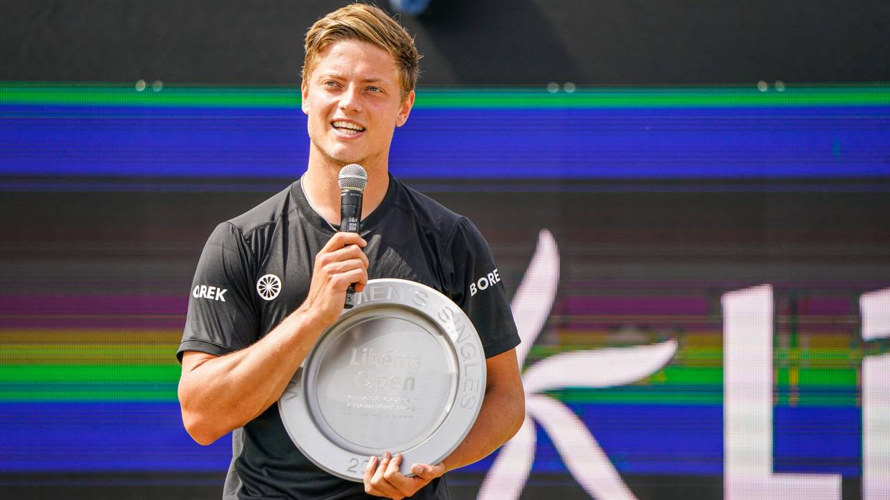 Tim van Rijthoven met de schaal van Libéma Open (foto: Orange Pictures).