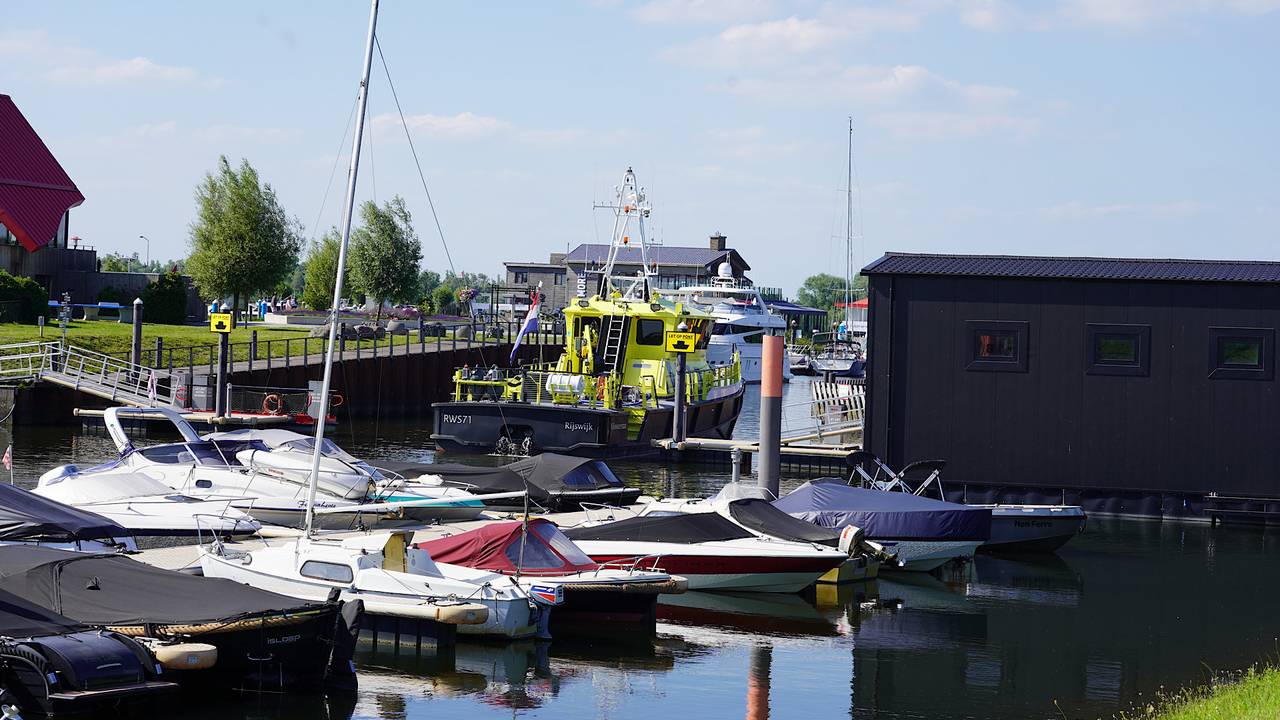 De passagiers worden met bootjes opgehaald (foto: Jeroen Stuve/SQ Vision).