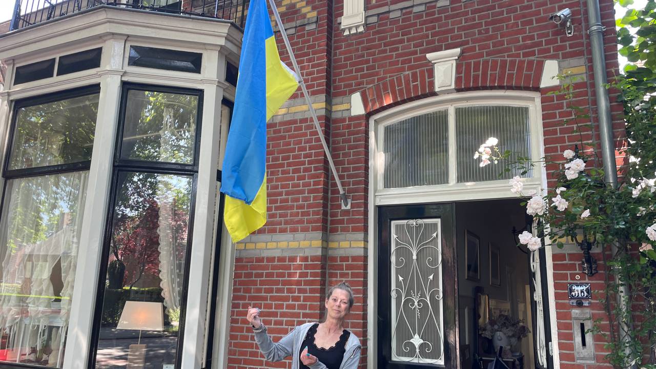 Anita bij haar Oekraïense vlag (Foto: René van Hoof)