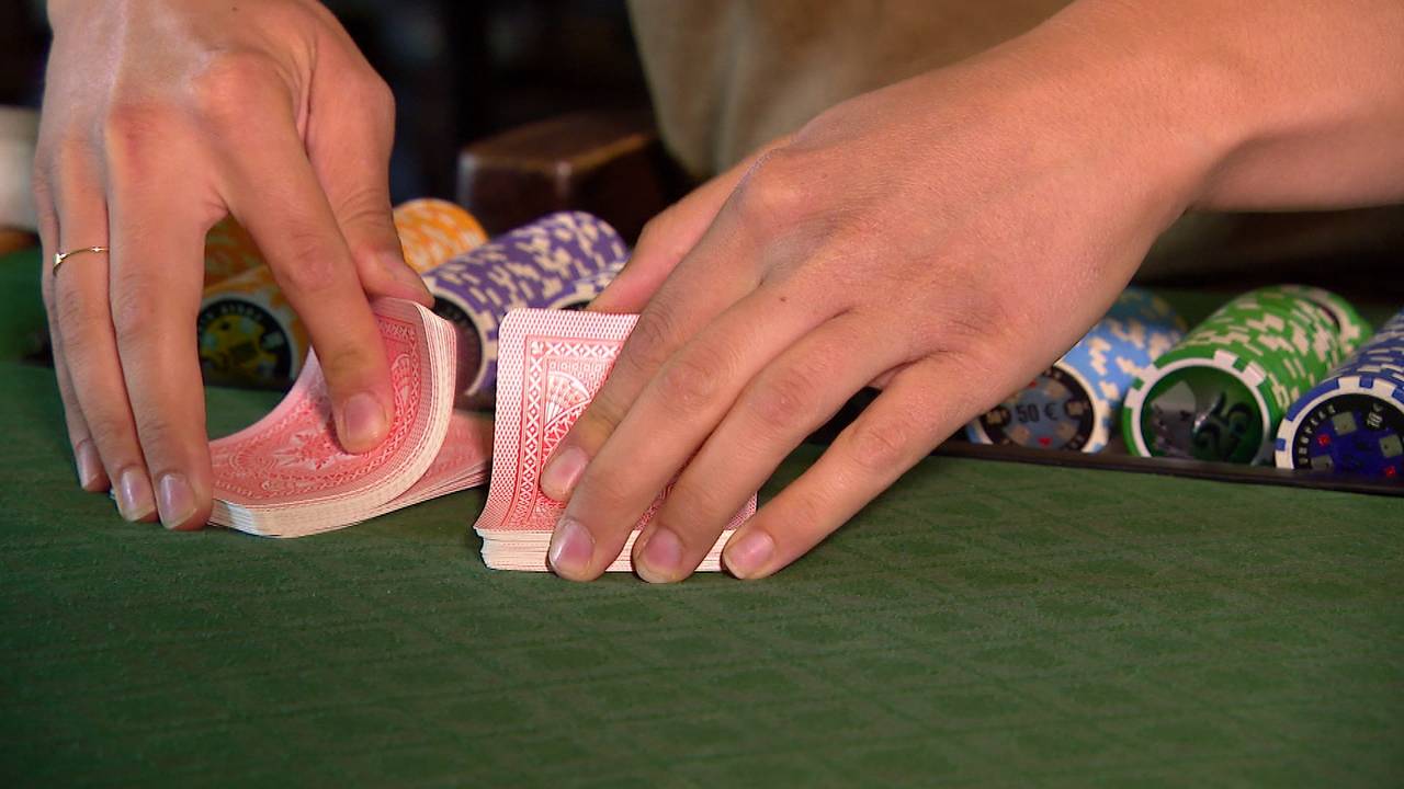 Het schudden van pokerkaarten.