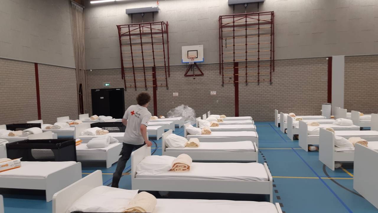 Bedden voor de opvang van statushouders in een sporthal (foto: gemeente Waalre).