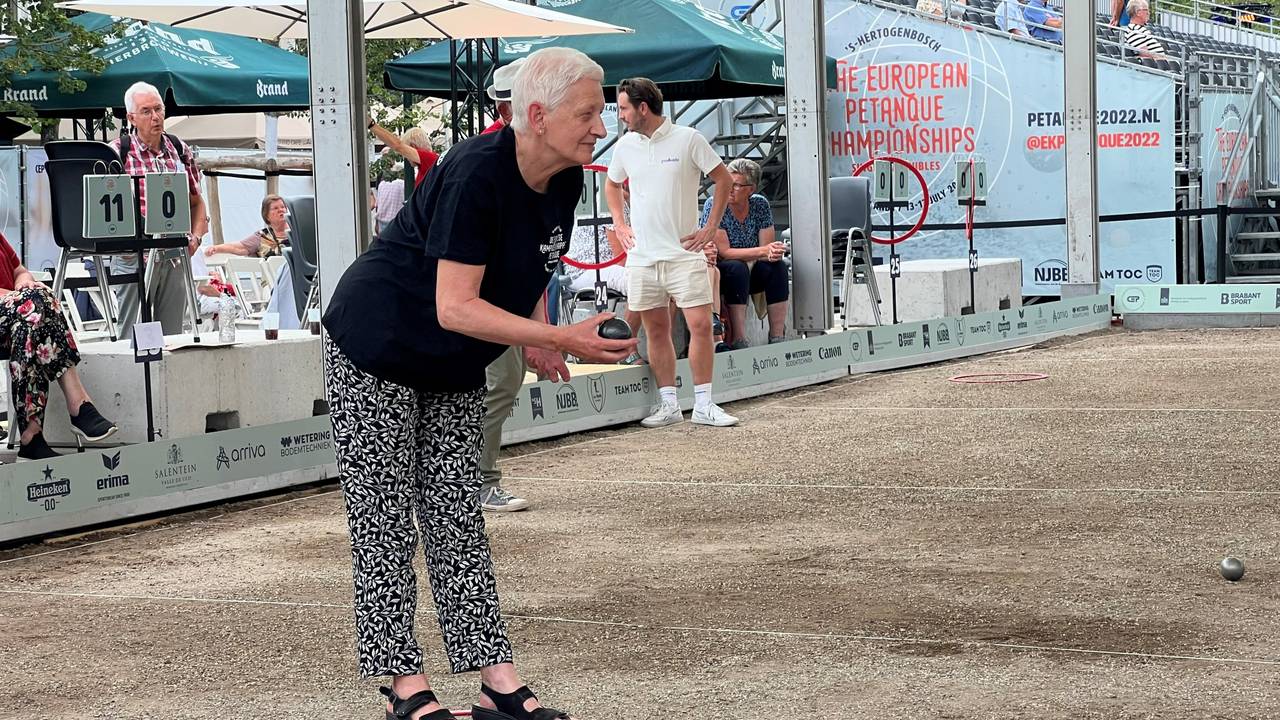 Thea uit Breda staat in de finale van de Brabantse Boules (foto: Megan Hanegraaf).