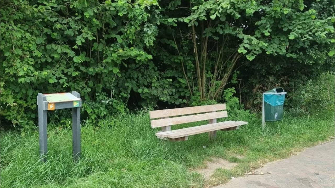 Het bankje aan het Kuilpad waar de verdachte jongens zaten (foto: politieteam Groene Beemden/Facebook).