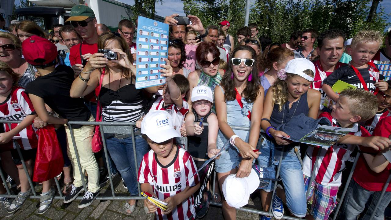 PSV-supporters wachten op de spelers van PSV tijdens een jaarlijkse fandag waar het team voor het nieuwe seizoen aan het publiek gepresenteerd werd.