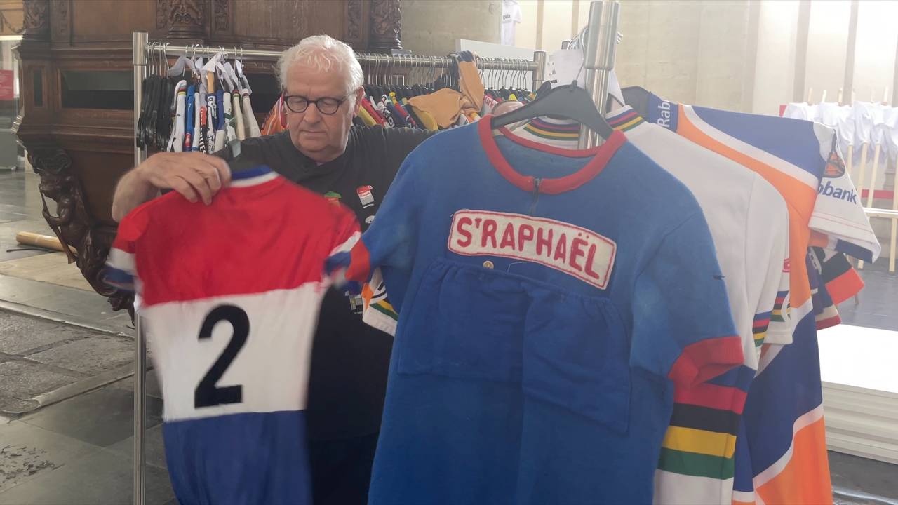 Henk Theuns met een klein deel van zijn verzameling wielertruien in de Grote Kerk in Breda.