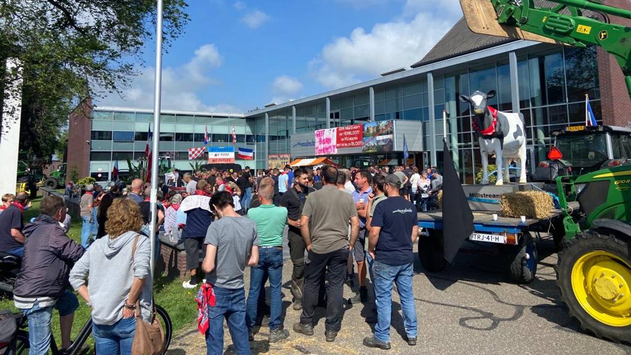 Manifestation des agriculteurs : agriculteurs vers l’aéroport d’Eindhoven • foule à Woensdrecht