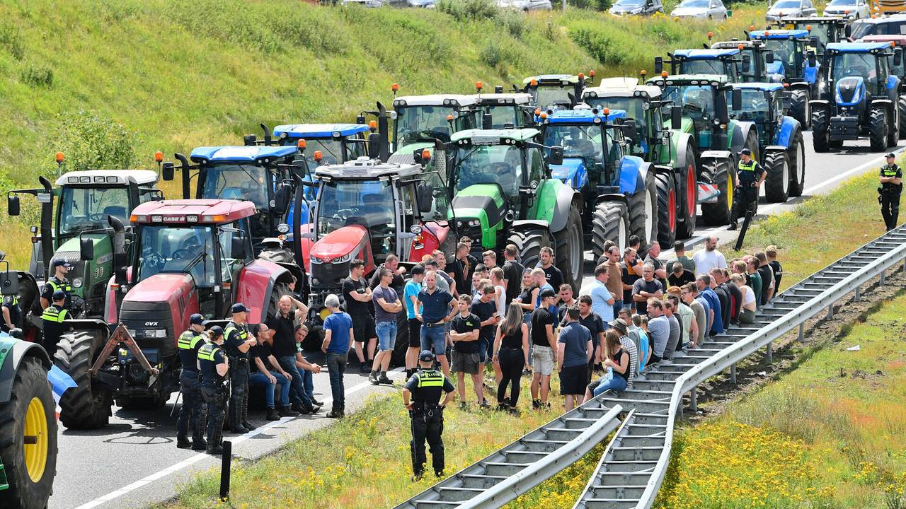 Manifestation des agriculteurs : des tracteurs bloquent les autoroutes • des agriculteurs traversent Tilburg en voiture