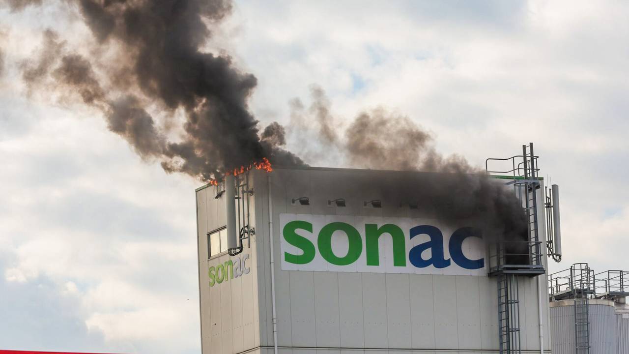Flammes et fumée épaisse provenant d’un incendie dans une usine d’aliments pour animaux à Eindhoven