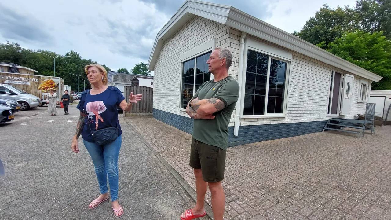 Jannie met haar man op het woonwagenkamp (foto: Studio040)