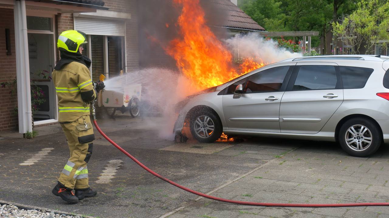De brandweer kon de auto niet meer redden (foto: Gabor Heeres/SQ Vision).