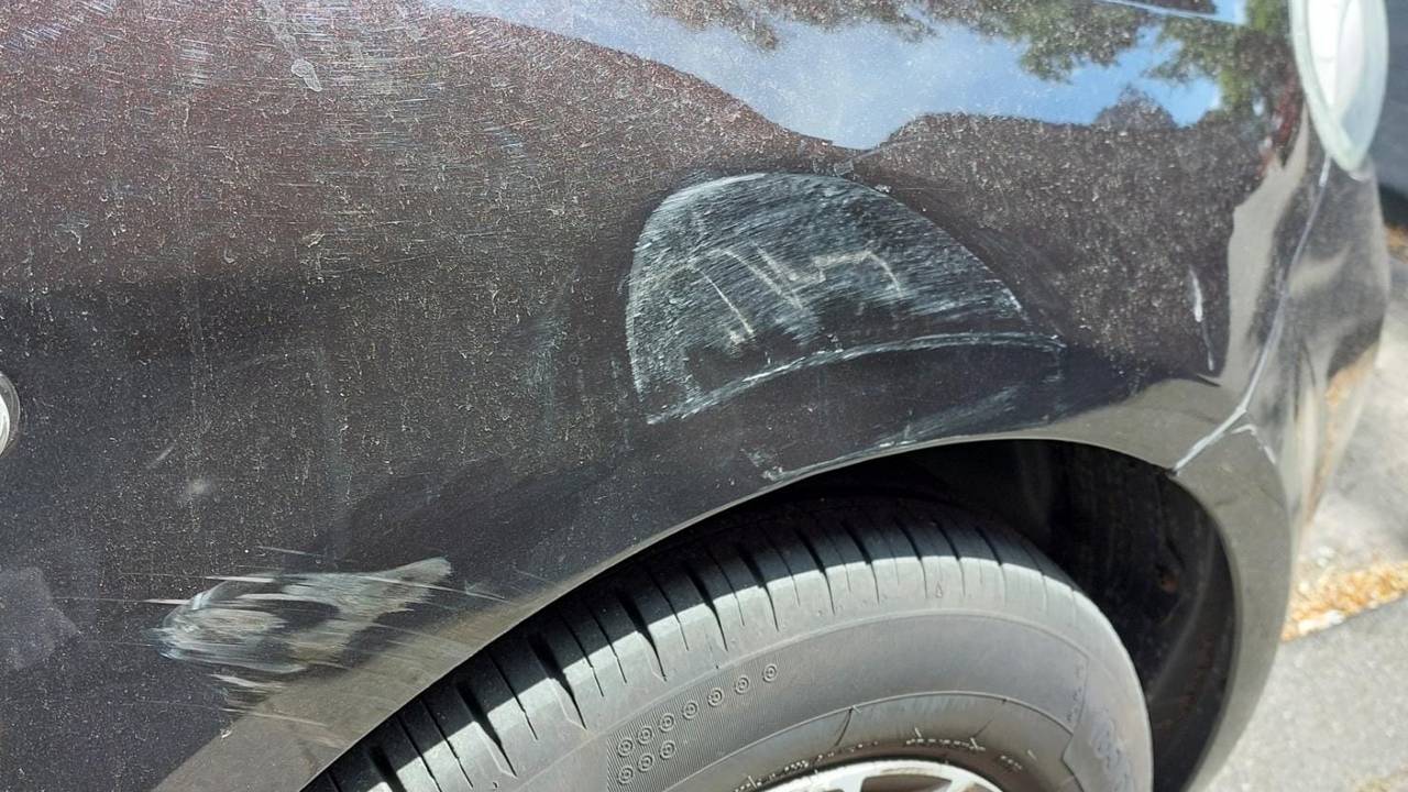 Schade aan de auto van 'Petra'.