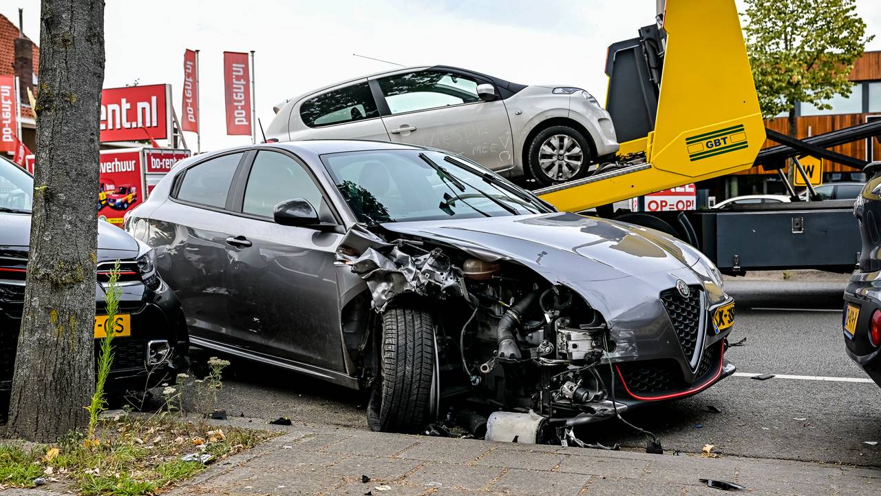 Eén van de auto's is al opgetakeld (foto: Jack Brekelmans/SQ Vision Mediaprodukties).
