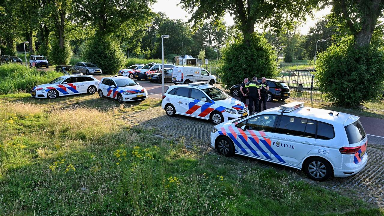 Ook de politie helpt mee met de zoekactie (foto: SQ Vision).