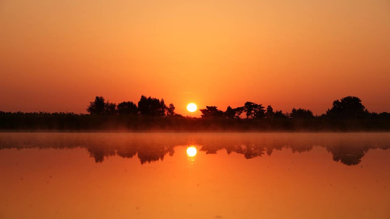 Ben Saanen maakte deze foto van de zonsopgang in Budel. Ook een weerfoto van deze zomerse dag? Mail nieuws@omroepbrabant.nl.
