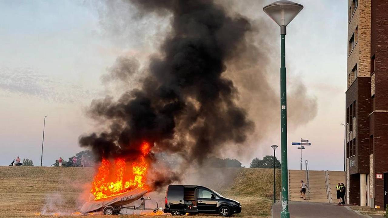 Boot volledig verwoest door brand (foto: Saskia Kusters - SQ Vision).